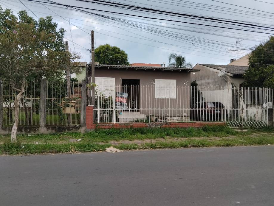 Casa em Porto Alegre, Sarandi, Avenida Toledo Piza, 733, RS. Área: 300m2
