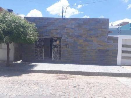 Casa em Santa Maria da Boa Vista, Agamenon Magalhaes, Rua Coronel Joaquim Araujo Bedor, 210, PE. Área: 153m2