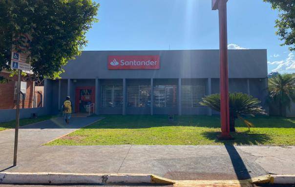 Ex-agência em Cruzália, Centro, Avenida Luiz Zandonadi, 50, SP. Área: 241m2