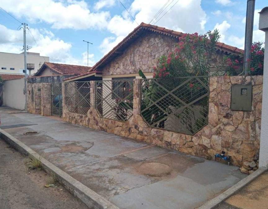 Casa em Morrinhos, Setor Cristo Redentor, Av. Firmo Antonio De Freitas, 989, GO. Área: 187m2