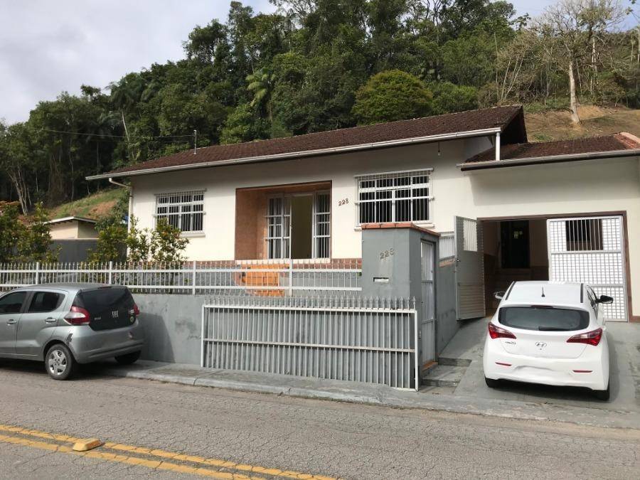 Casa em Blumenau, Progresso, Rua Júlio Heiden, 228, SC. Área: 166m2