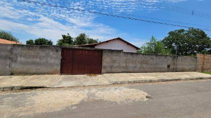 Casa em Urucuia, Centro, Avenida Oscar Caetano Gomes, 75, MG. Área: 138m2