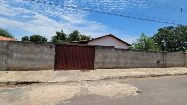 Casa em Urucuia, Centro, Avenida Oscar Caetano Gomes, 75, MG. Área: 138m2