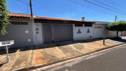 Casa em Jaboticabal, Conjunto Habitacional Margarida Raimundo Berchieri, Rua Braz Berlingieri, 181, SP. Área: 159m2