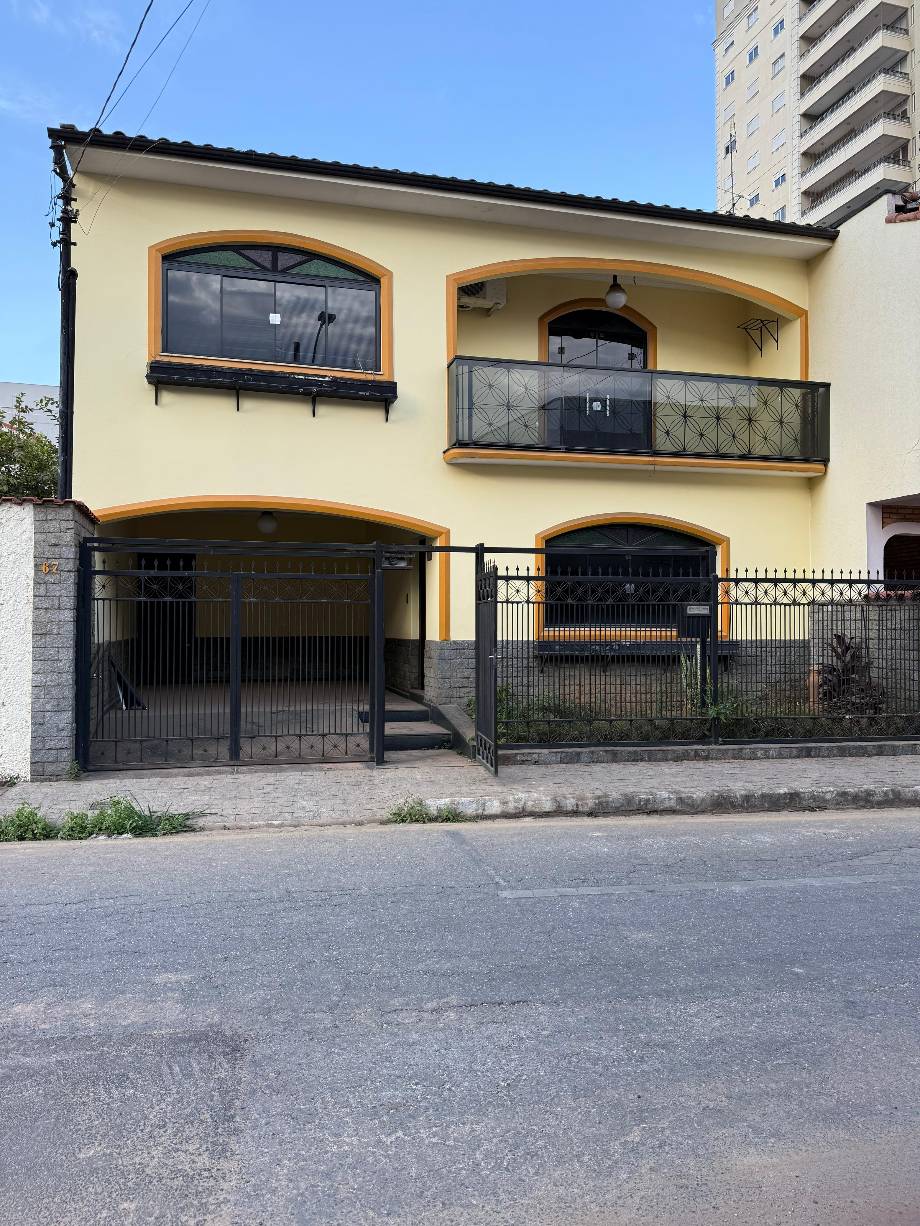 Casa em Pouso Alegre, Centro, Travessa Pedro Adão, 67, MG. Área: 0m2