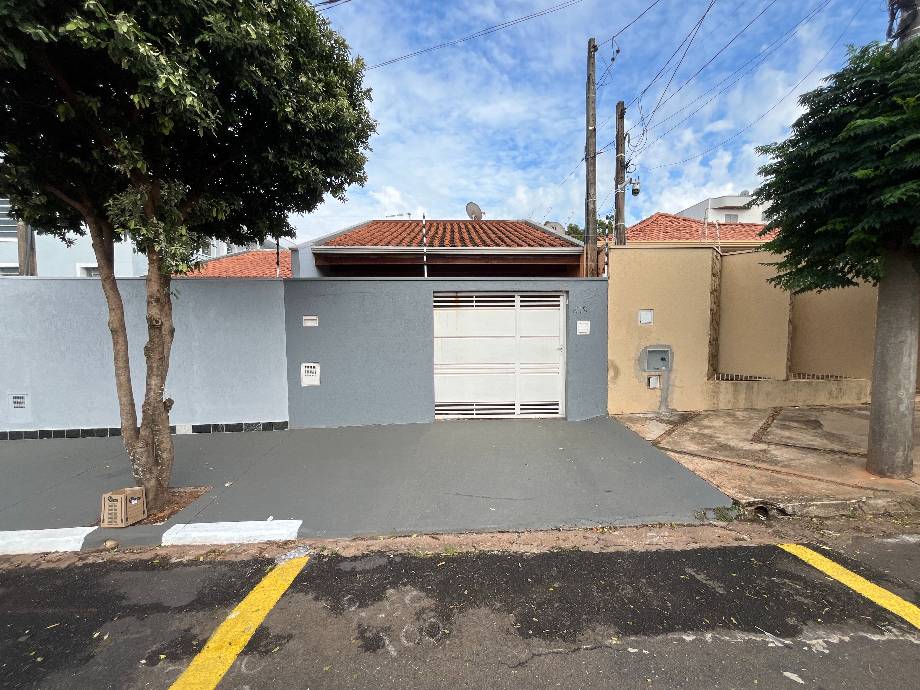 Prédio em Araraquara, Pinheiros, Rua Vitorio Prando, 419, SP. Área: 0m2