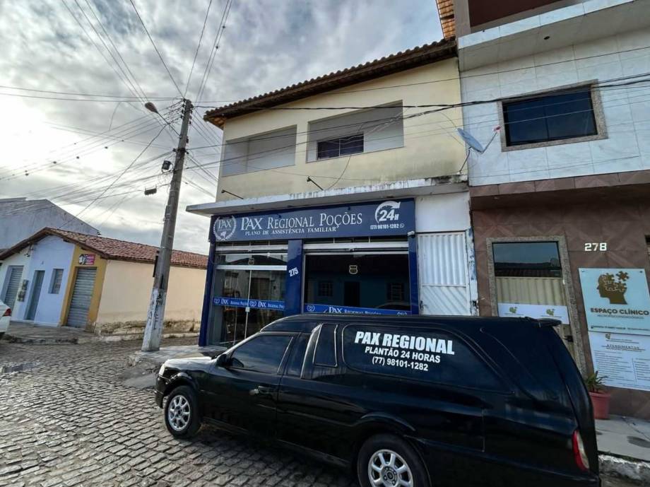 Casa em Poções, Centro, Rua Regis Pacheco, 275, BA. Área: 241m2