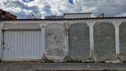 Casa em Cachoeira Paulista, Vila Carmem, Rua Prefeita Adele Guimarães, 100, SP. Área: 110m2