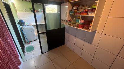 Casa ocupada com 100 m² construídos e 360 m² de terreno